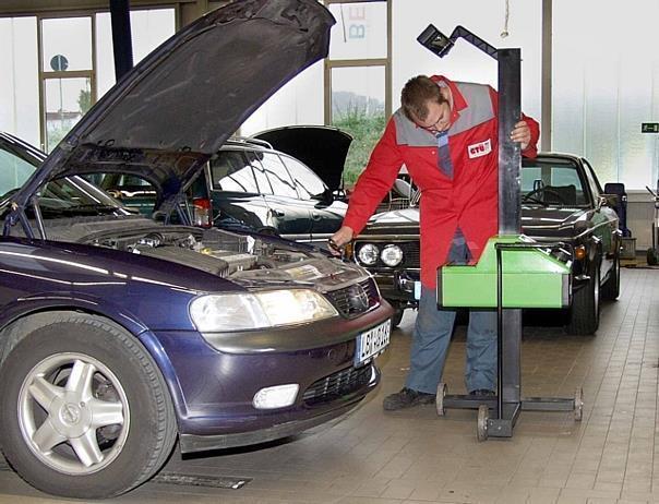 Stimmt die Grundeinstellung der Scheinwerfer, sollte auch die Funktionstüchtigkeit der Leuchtweitenregelung gecheckt werden. Foto: GTÜ/Auto-Reporter.NET